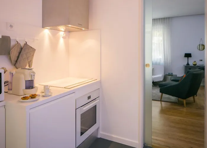 Spacious 2-bed With Interior Terrace Near Marques De Pombal, - Ttl300