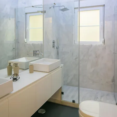 Lejlighed Spacious 2-bed With Interior Terrace Near Marques De Pombal, - Ttl300 *