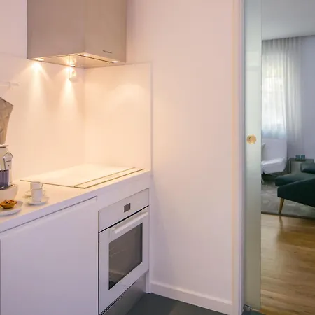 Spacious 2-bed With Interior Terrace Near Marquês De Pombal, - Ttl300