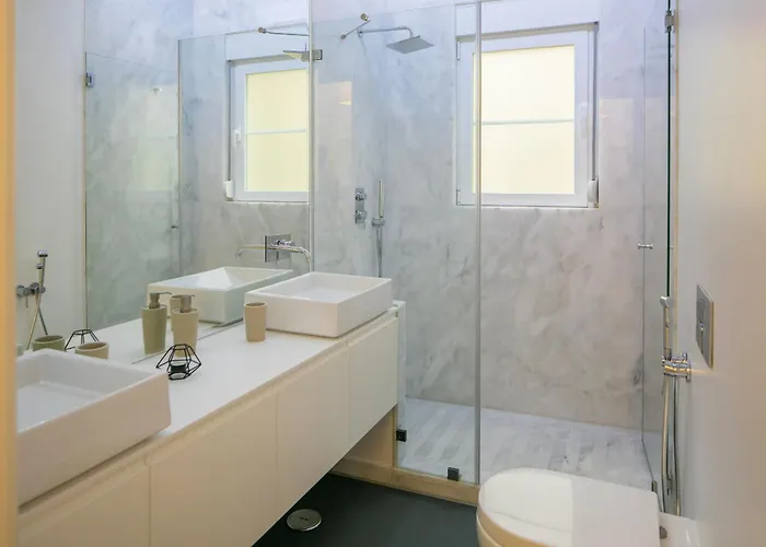 Apartment Spacious 2-bed With Interior Terrace Near Marques De Pombal, - Ttl300 *